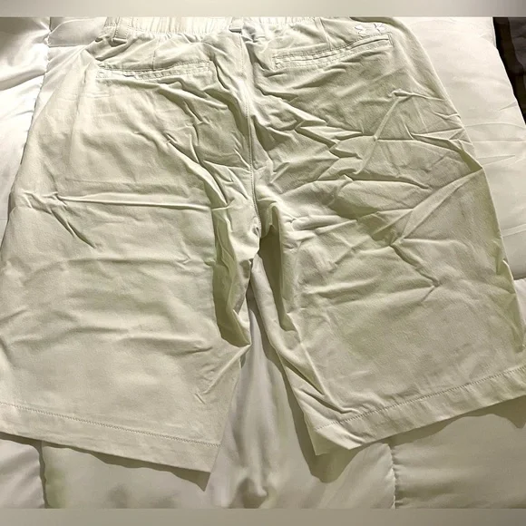 UNDER ARMOUR men’s white shorts, size 30, wrinkle due to folding, pre-loved - Picture 2 of 7